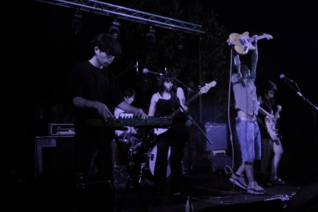 Il gruppo Chiaroscuro suona durante un concerto