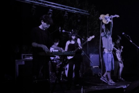 Il gruppo Chiaroscuro suona durante un concerto